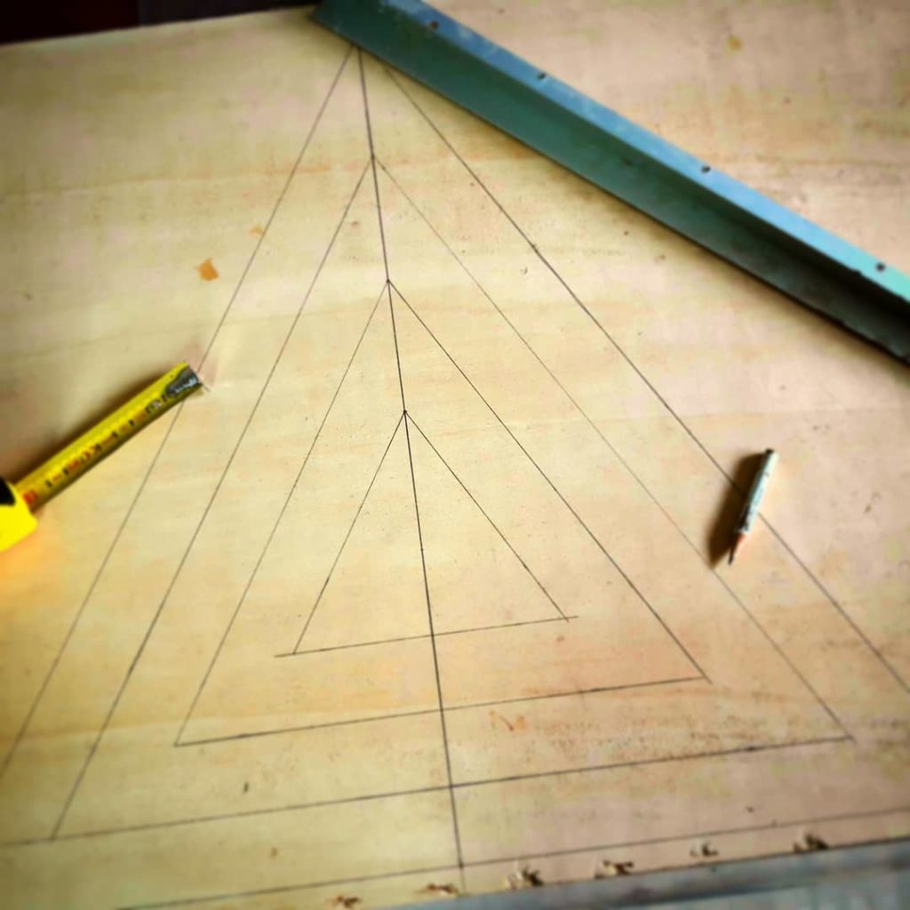 tavoli legno e resina il fascino delle linee geometriche 01