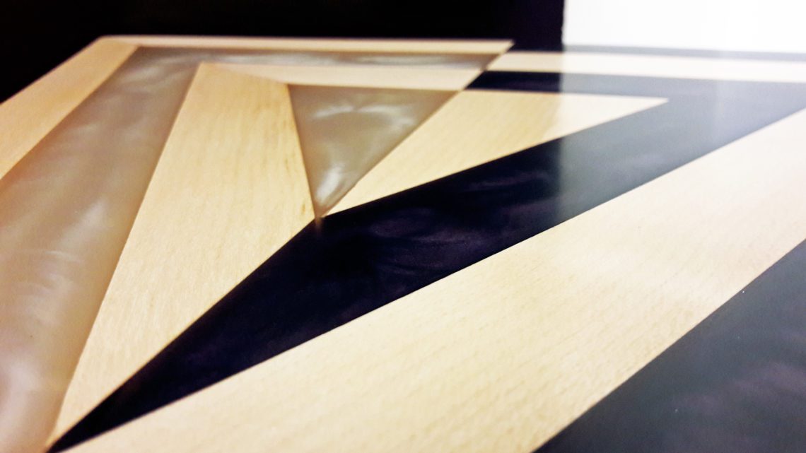 tavoli legno e resina il fascino delle linee geometriche 00