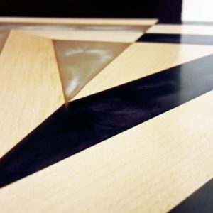 tavoli legno e resina il fascino delle linee geometriche 00